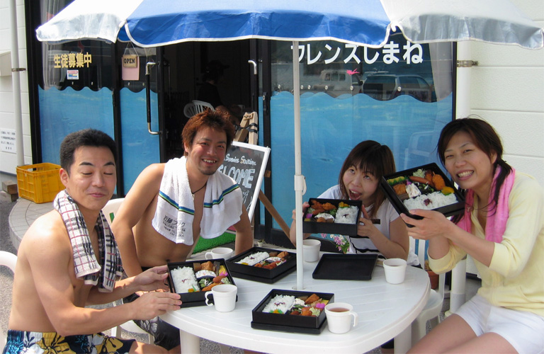 ダイビング免許取得、海洋講習でランチタイム!!