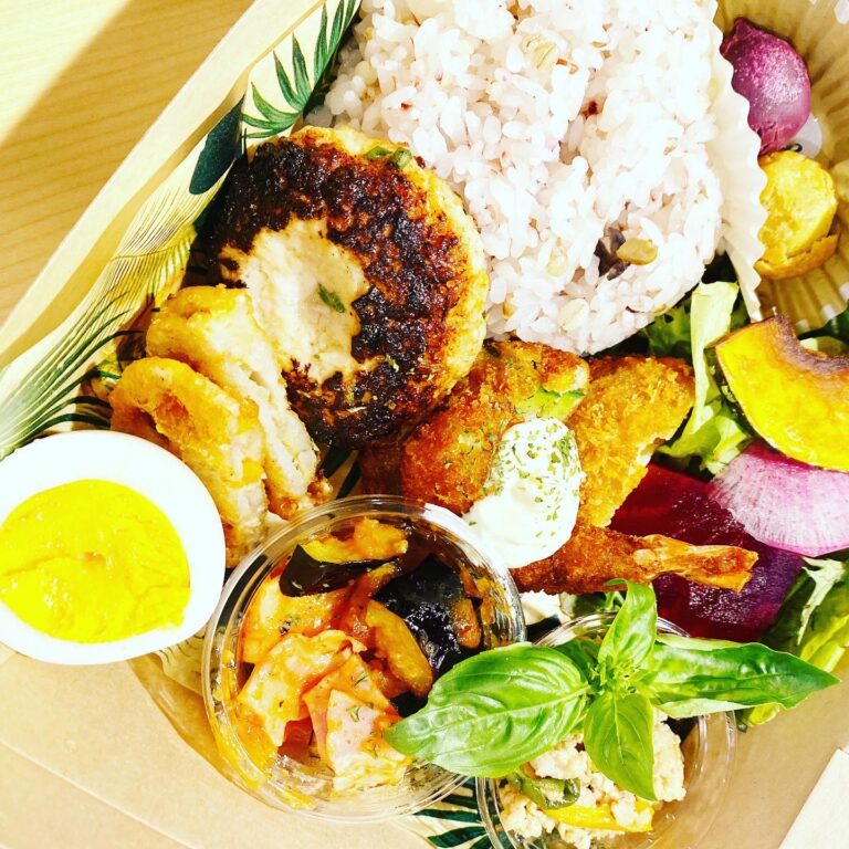 日替わりのおかずを詰め込んだHINANO Deli BOX