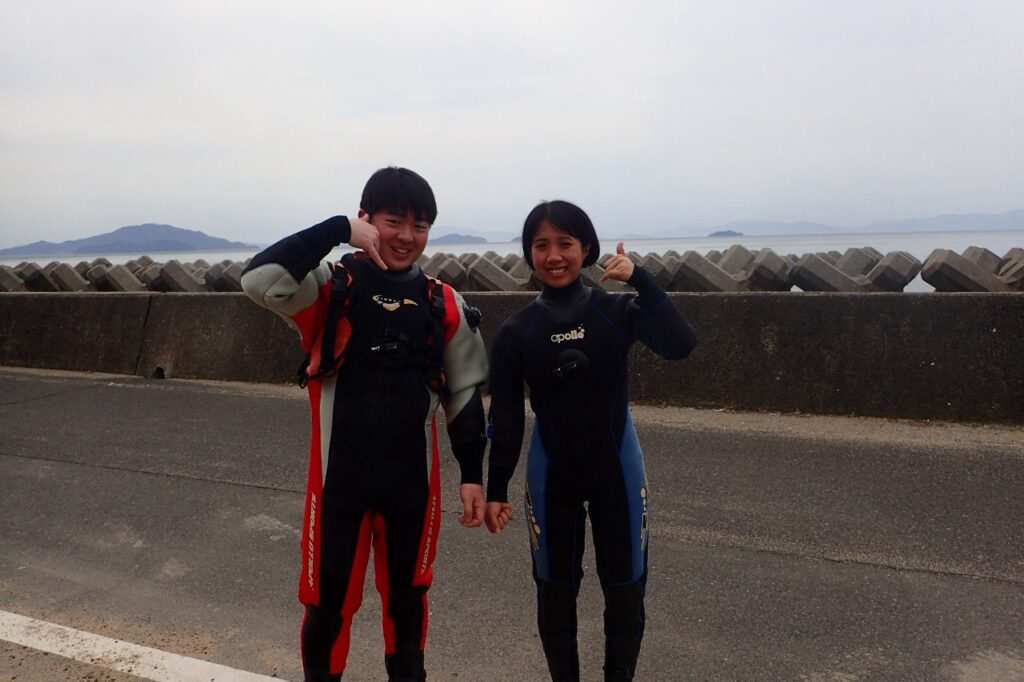 橋島でPADIオープンウォーター海洋講習スタート‼️天気も海況もバッチリ✨ドキドキしながらの初ダイブ、でも笑顔が止まらない😆のイメージ